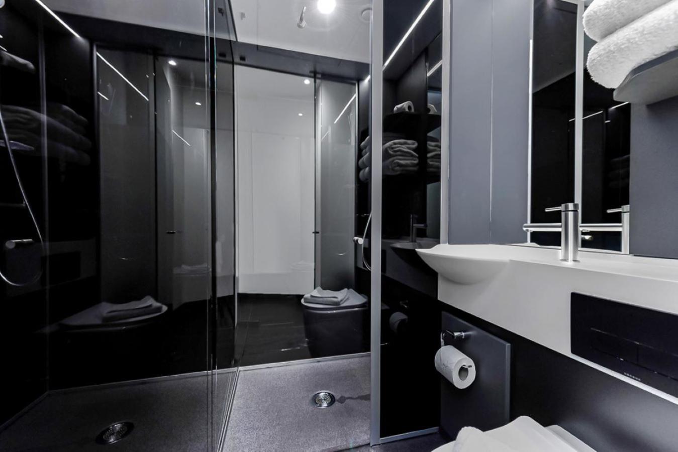 Hébergement Lit Queen-Size Intérieur Z (Sans Fenêtre)